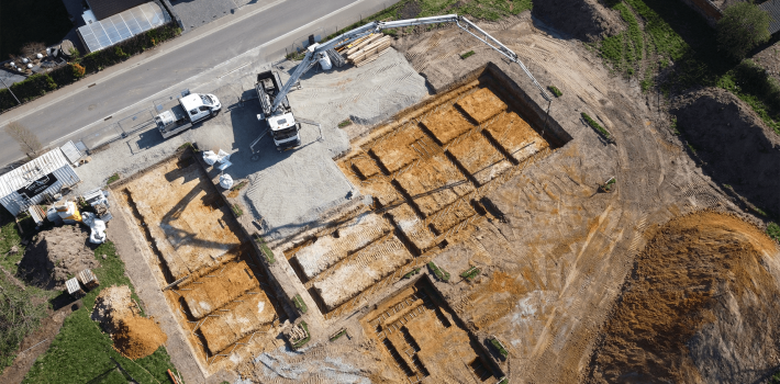 photo aérienne du chantier d'une maison en cours de construction par Piron Construction