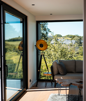 Bureau à domicile dans une construction maison haut de gamme avec vue sur jardin et confort moderne