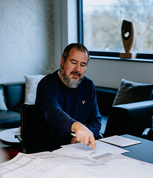 Conducteur de chantier d'une entreprise de construction maison supervisant les travaux modernes