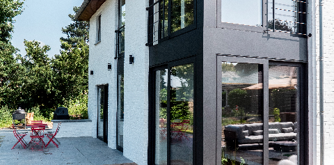 Maison contemporaine intégrée à son environnement naturel