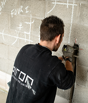 Contrôle de qualité rigoureux sur un chantier de construction de maison sur mesure avec finitions haut de gamme