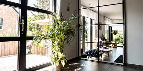 Maison contemporaine lumineuse avec grands espaces ouverts et vitrages