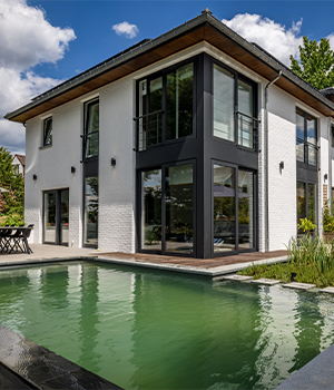 Maison contemporaine minimaliste à Waterloo, inspiration jardin japonais