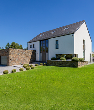 Maison moderne Piron à Jalhay, façade crépi blanc et moellons naturels