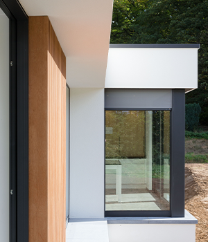 Maison plain pied moderne en L avec bardage bois