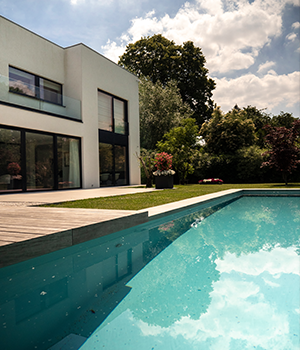 Piscine extérieure d'une maison haut de gamme construite pour un mode de vie exceptionnel