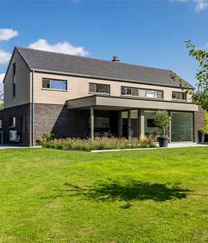Extension latérale maison en L moderne avec bureau indépendant ou garage