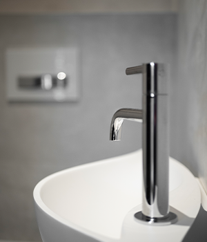 Salle de bain luxueuse d'une maison haut de gamme avec matériaux nobles et équipements haut de gamme