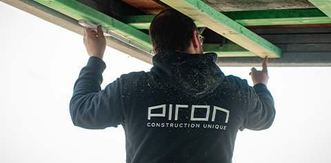Chantier Piron en cours, mettant en scène l’expertise artisanale et la maîtrise des techniques de construction de maisons contemporaines