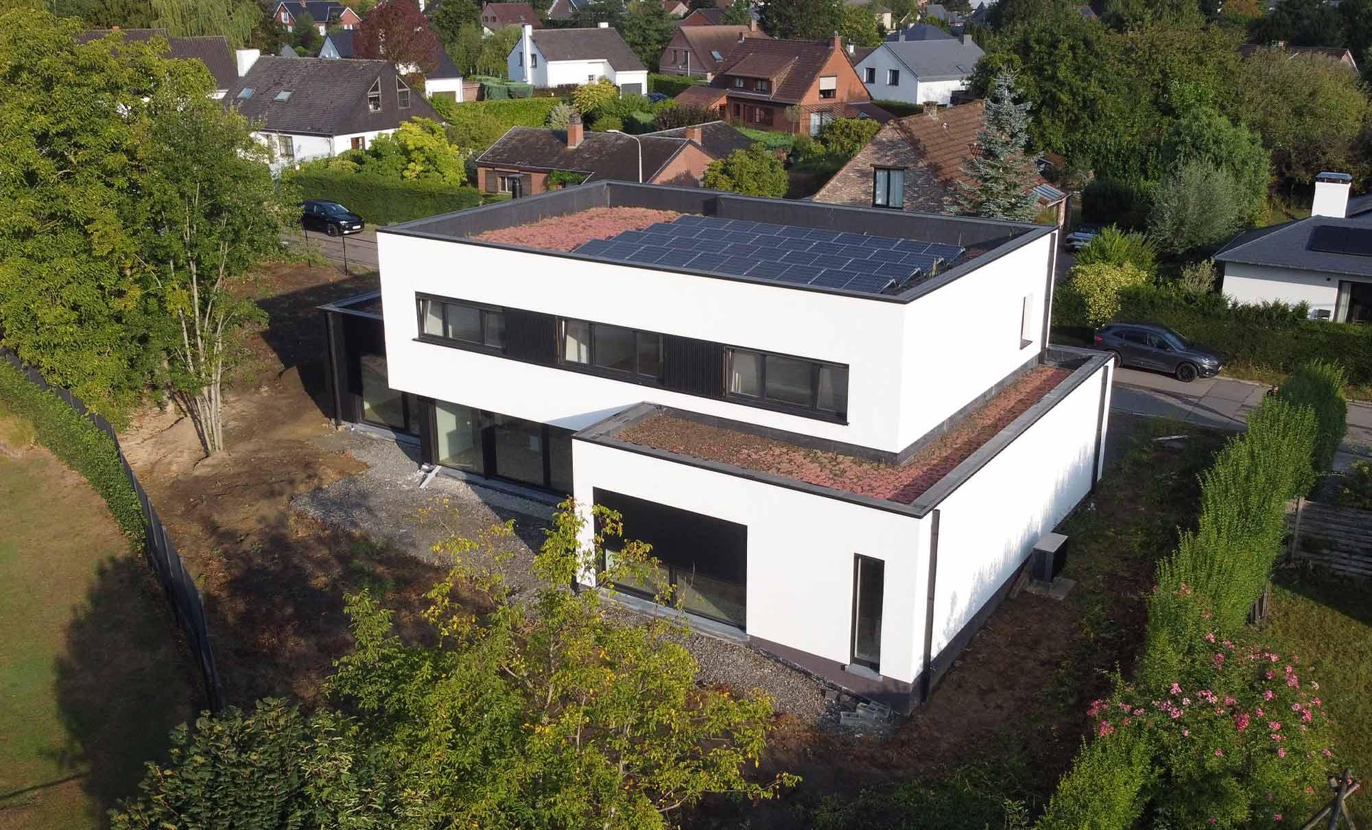 Chantier de construction d'une maison contemporaine haut de gamme réalisée par une entreprise spécialisée en Belgique