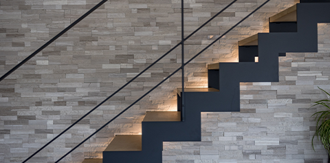 Escalier vers chambre parentale confortable dans une construction maison haut de gamme avec dressing sur mesure
