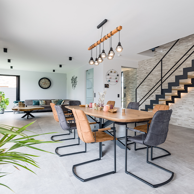Agencement intérieur d’une maison en L contemporaine avec aménagement intelligent