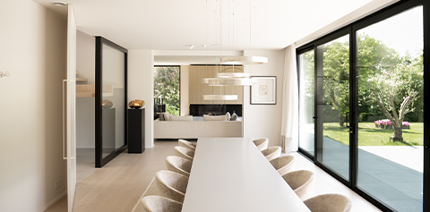 Intérieur moderne et lumineux, grandes baies vitrées et décoration épurée