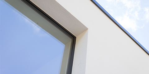 maison cubique moderne plain-pied avec façade blanche