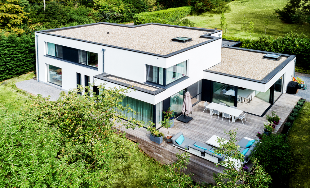 Exemple d'architecture moderne, maison cubique avec toit plat et grandes baies vitrées