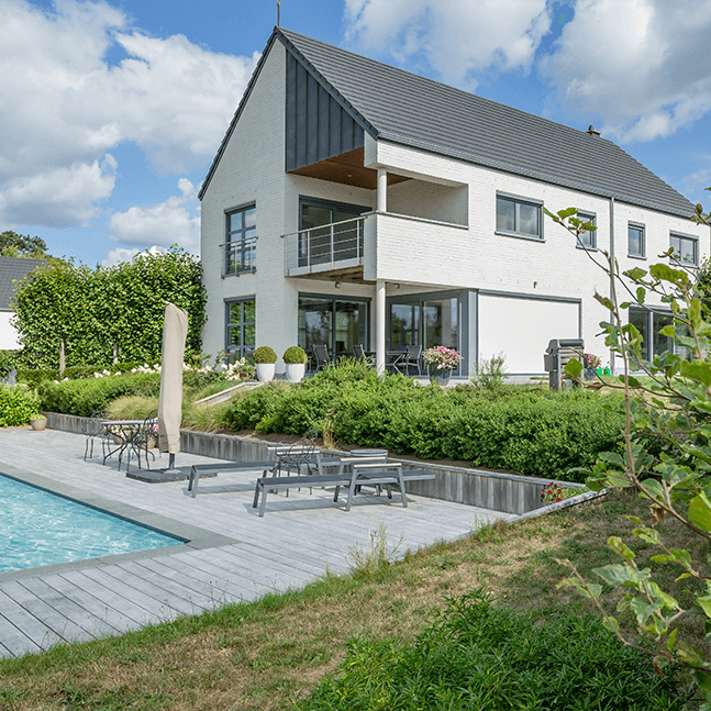 Maison moderne belge, intégration harmonieuse avec environnement naturel