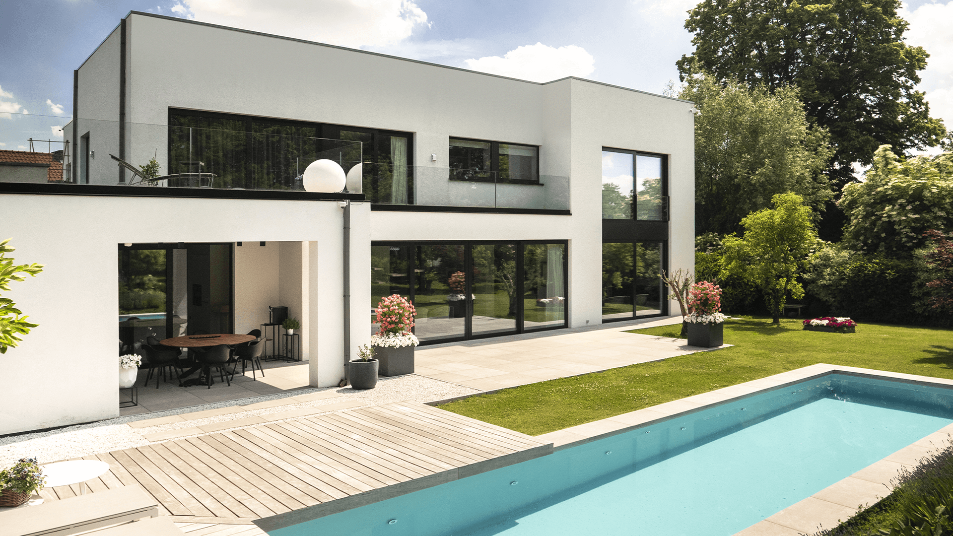 Construction maison moderne en Belgique, lignes épurées et grands espaces lumineux
