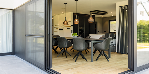 maison design moderne plain pied avec baie vitrée