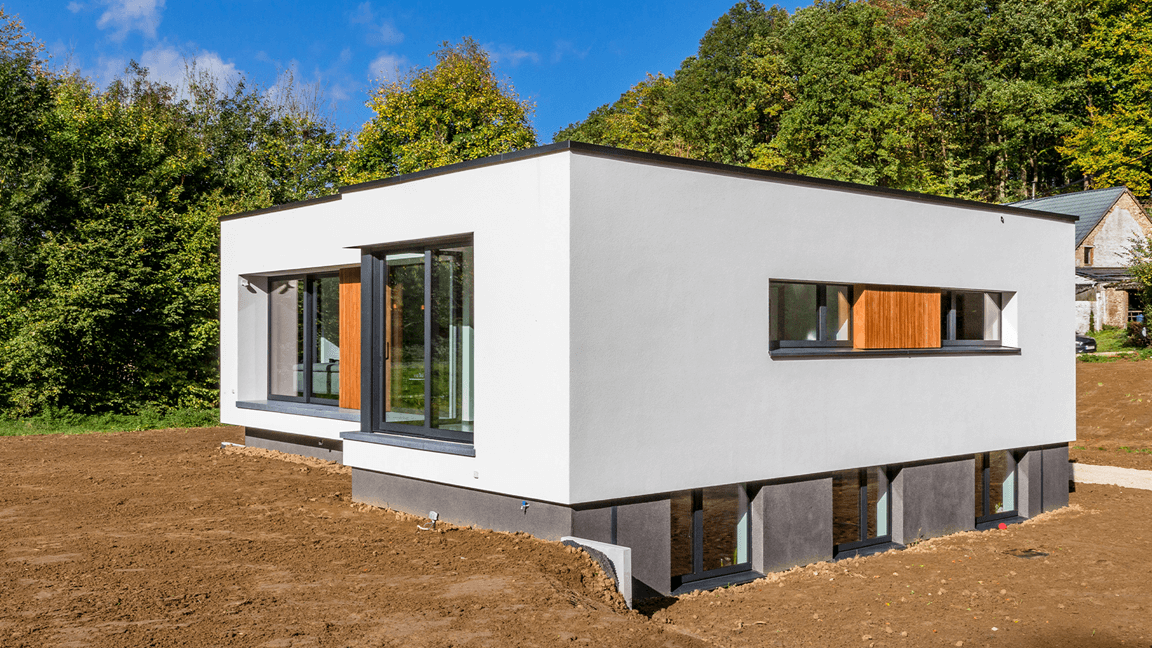 Maison moderne plain pied avec toit plat et grandes baies vitrées