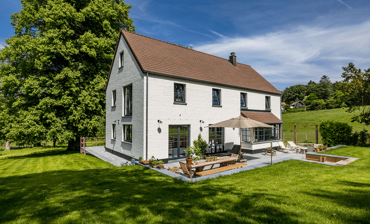 Maison tradition avec jardin paysagé