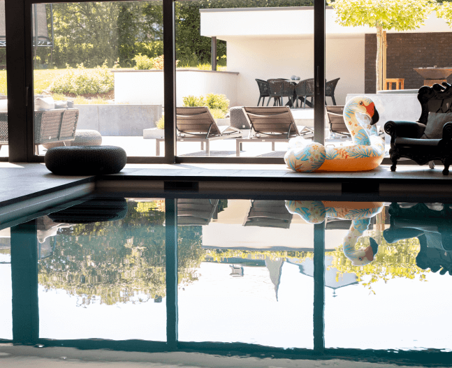 Piscine intérieure avec vue sur la terrasse