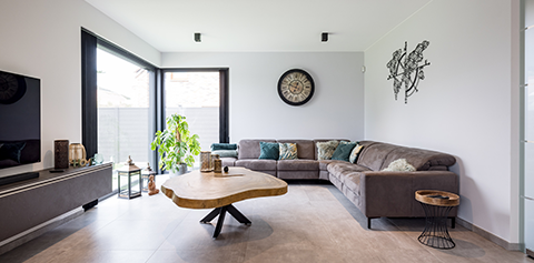 Salon spacieux dans une construction maison haut de gamme avec grandes fenêtres et décoration raffinée