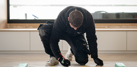 Travaux de menuiserie réalisés par l'équipe d'une entreprise de construction maison unique